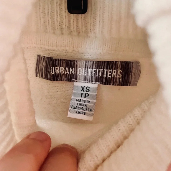 Urban Outfitters women’s long sleeve cropped turtleneck sweater SZ XS white - Picture 6 of 8